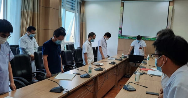 2 vợ chồng bác sĩ không thể về chịu tang mẹ vì chống dịch Covid-19