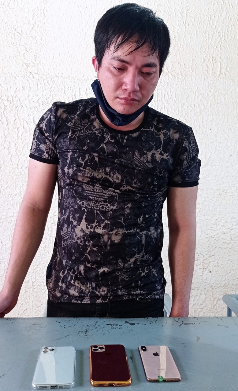 Đối tượng Nguyễn Huy Thắng cùng tang vật vụ lừa đảo chiếm đoạt tài sản