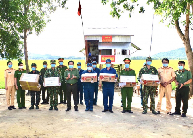 Thượng tá Lê Văn Thích, Phó Trưởng Công an thành phố Long Xuyên trao quà cho các chiến sĩ tại các chốt chống dịch.