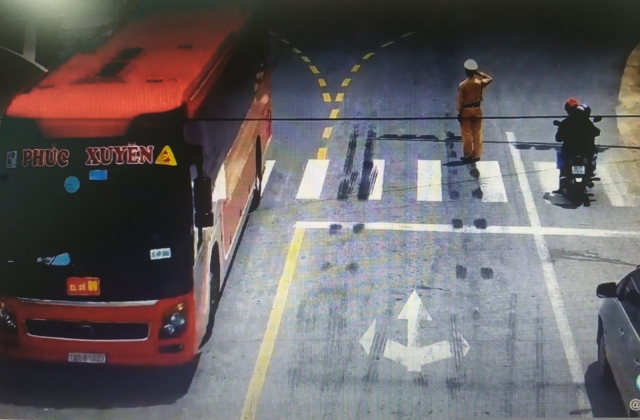 Xúc động hình ảnh CSGT Bắc Giang chào đoàn y bác sĩ chi viện chống dịch COVID-19