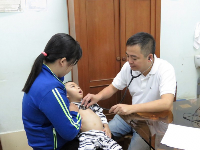 PGS, TS Nguyễn Lân Hiếu khám sàng lọc bệnh nhi tại tỉnh An Giang.