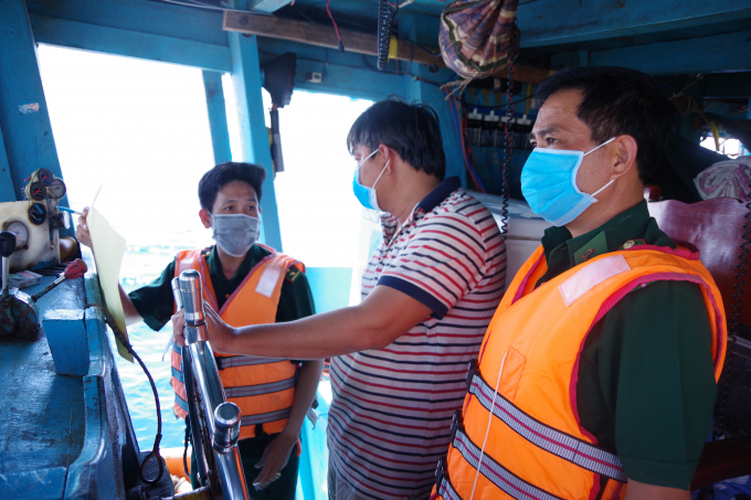 Lực lượng BĐBP Bà Rịa-Vũng Tàu tuyên truyền bầu cử và phòng dịch Covid-19 cho ngư dân.