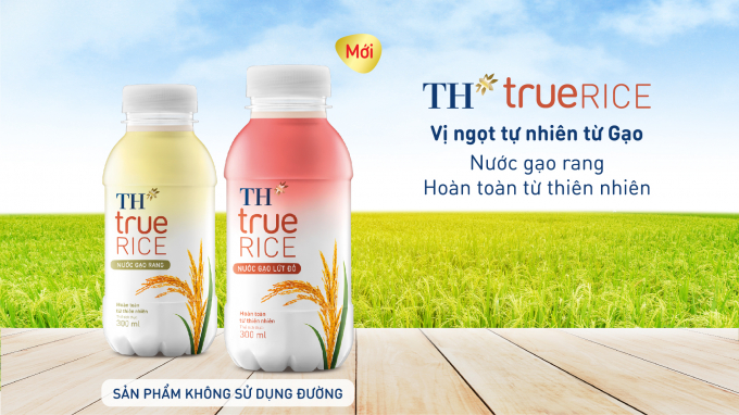 Nước gạo lứt đỏ TH true RICE &ndash; c&ugrave;ng với Nước gạo rang TH true RICE (đ&atilde; ra mắt th&aacute;ng 1/2020) tạo ra một &ldquo;bộ đ&ocirc;i&rdquo; sản phẩm đồ uống l&agrave;nh mạnh.