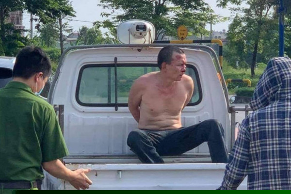 Đối tượng bị khống chế, về trụ sở công an để điều tra, xử lý.