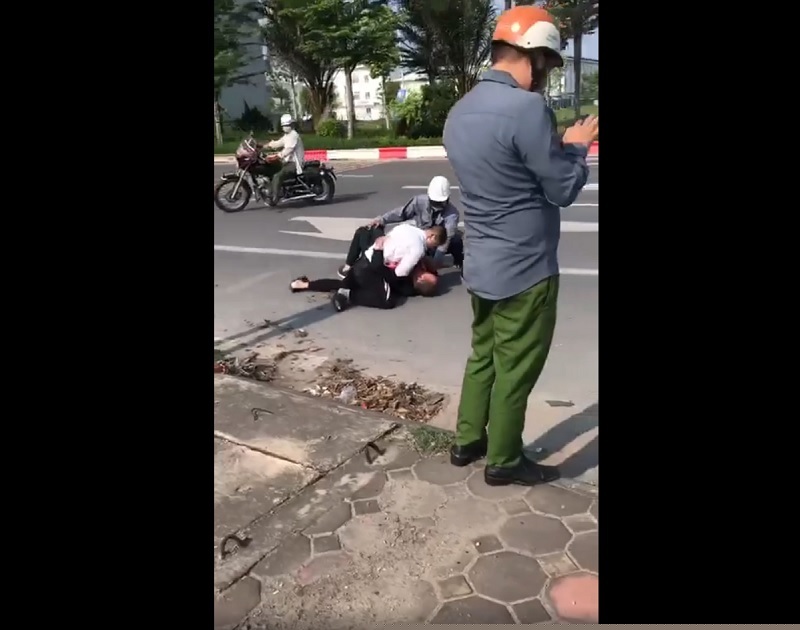 Người quần xanh đứng