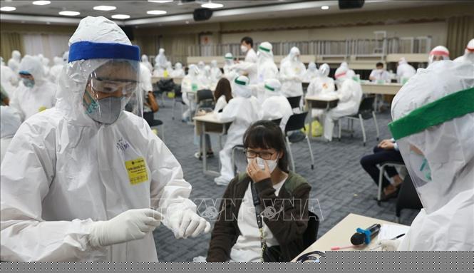 Lực lượng y tế lấy mẫu, xét nghiệm cho công nhân Công ty TNHH Samsung Electronics Việt Nam. Ảnh: Thái Hùng/TTXVN