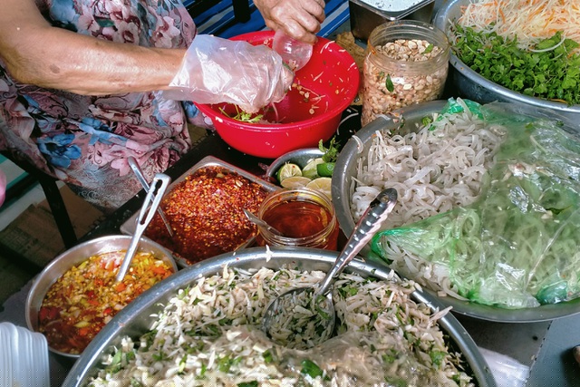 Chỉ với những nguyên liệu dân dã nhưng tất cả hòa quyện tạo nên một món ăn mang đậm tinh hoa ẩm thực xứ Đà thành.