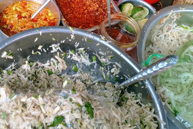 Các nguyên liệu đơn giản, dễ tìm nhưng khi kết hợp với nhau sẽ tạo nên vị ngon không lẫn vào đâu được.