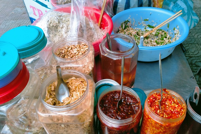 Chẳng cần hàng quán sang trọng, mít trộn được bày bán tại các quán cóc, vỉa hè vẫn thu hút thực khách.