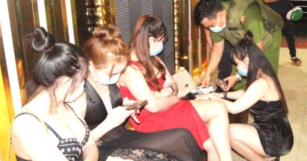 Bất chấp dịch Covid-19 bùng phát, 95 người vẫn tụ tập trong quán karaoke