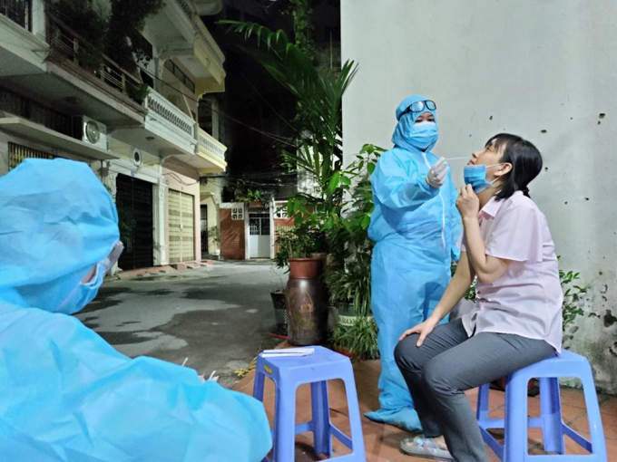 Các giáo viên trường THPT Ngô Quyền được lấy mẫu xét nghiệm.