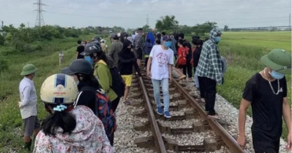 Bắt giam người mẹ ôm con tự tử trên đường tàu