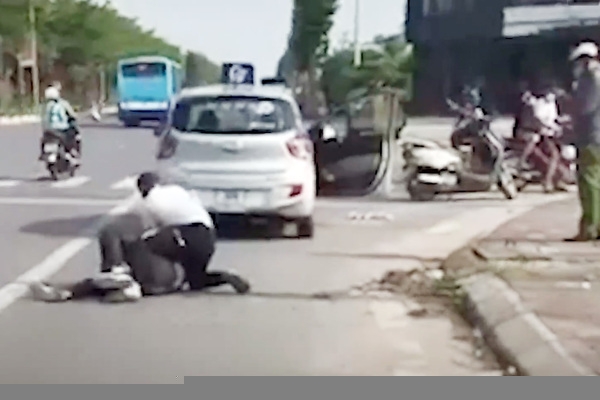 T&agrave;i xế taxi kể lại gi&acirc;y ph&uacute;t sinh tử một m&igrave;nh vật lộn với t&ecirc;n cướp tr&ecirc;n đường