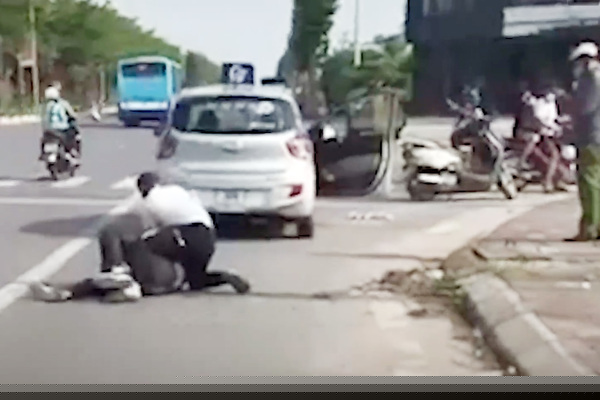 Người quần xanh đứng