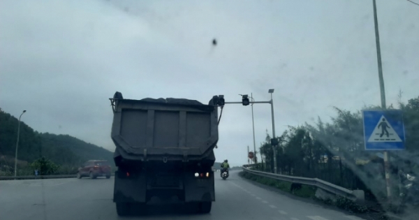 Để phục vụ bầu cử ĐBQH và HĐND, huyện Vân Đồn yêu cầu các doanh nghiệp tạm dừng việc vận chuyển đất đá