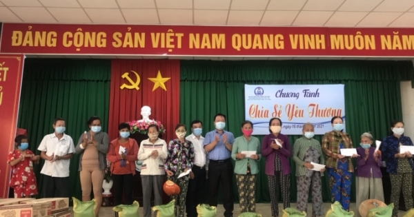 Cần Thơ: Trao tặng 200 phần quà cho hộ nghèo gặp khó khăn trong dịch Covid-19