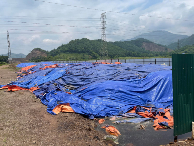 R&aacute;c đổ ở giữa Khu c&ocirc;ng nghiệp M&ocirc;ng H&oacute;a, TP H&ograve;a B&igrave;nh.