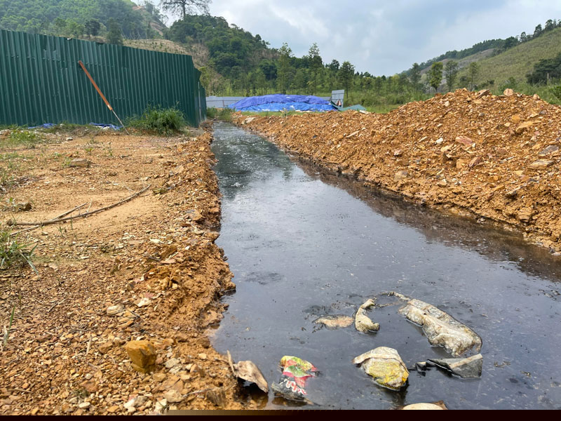 M&ugrave;i h&ocirc;i thối nồng nặc bốc l&ecirc;n quanh khu vực x&oacute;m Văn Minh, x&atilde; Quang Tiến do C&ocirc;ng ty M&ocirc;i trường Đ&ocirc; thị H&ograve;a B&igrave;nh đ&agrave;o r&atilde;nh hở ngay cạnh h&agrave;ng ngh&igrave;n tấn r&aacute;c.