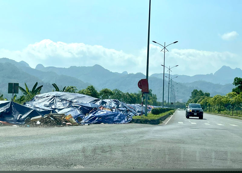 R&aacute;c đổ chắn cả một đoạn đường Trương H&aacute;n Si&ecirc;u, phường T&acirc;n H&ograve;a, TP H&ograve;a B&igrave;nh n&ecirc;n c&aacute;c phương tiện đ&atilde; phải đi sang l&agrave;n đường kh&aacute;c.