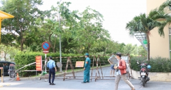 Người dân tranh thủ tiếp tế lương thực vào chung cư Sunview town - nơi bị phong tỏa do có ca dương tính lần 1 COVID-19