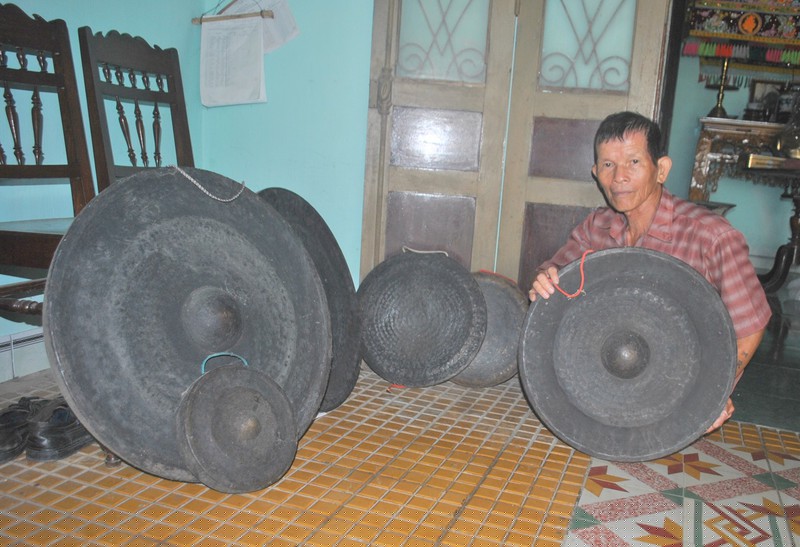 &Ocirc;ng Tại b&ecirc;n một bộ cồng chi&ecirc;ng năm xưa của l&agrave;ng Mỹ Thạnh. 