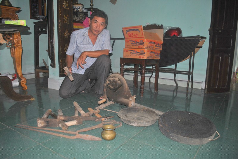 &Ocirc;ng Cư b&ecirc;n những dụng cụ l&agrave;m cồng chi&ecirc;ng trước đ&acirc;y. 