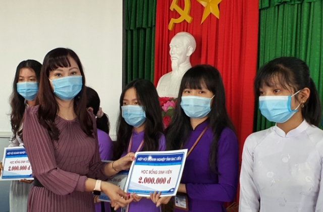 Doanh nhân Bạc Liêu chia sẻ khó khăn với sinh viên mùa dịch COVID-19