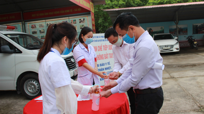 Bộ phận y tế thực hiện nghiêm túc các biện pháp phòng, chống dịch bệnh đối với đại biểu, cử tri. Ảnh Báo Bắc Giang