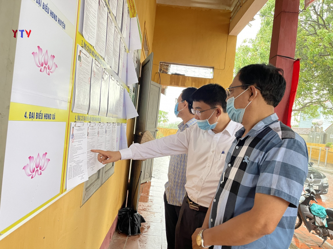 Đồng chí Bùi Quang Huy - Chủ tịch UBND huyện, Chủ tịch UBBC huyện Yên Dũng đi kiểm tra thực tế công tác bầu cử tại đơn vị bầu cử xã Xuân Phú (người đứng giữa)