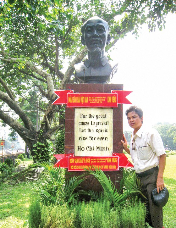 Thạc sĩ-nhà biên kịch-đạo diễn Hoàng Duẩn bên tượng Bác Hồ ở Kolkata, Ấn Độ.