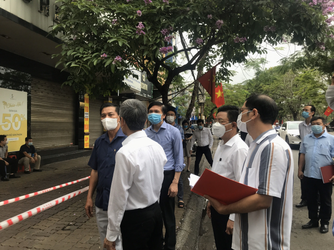 Chủ tịch UBND TP Nguyễn Văn Tùng kiểm tra công tác phong tỏa tại các điểm liên quan đến ca bệnh