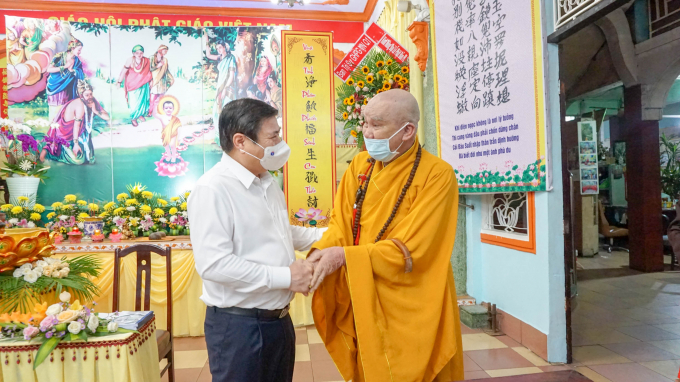 Hỏi thăm sức khỏe h&ograve;a thượng