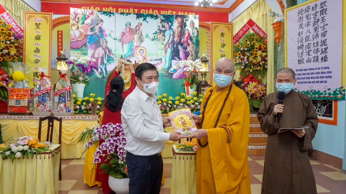 Nhận qu&agrave; trong m&ugrave;a phật đản