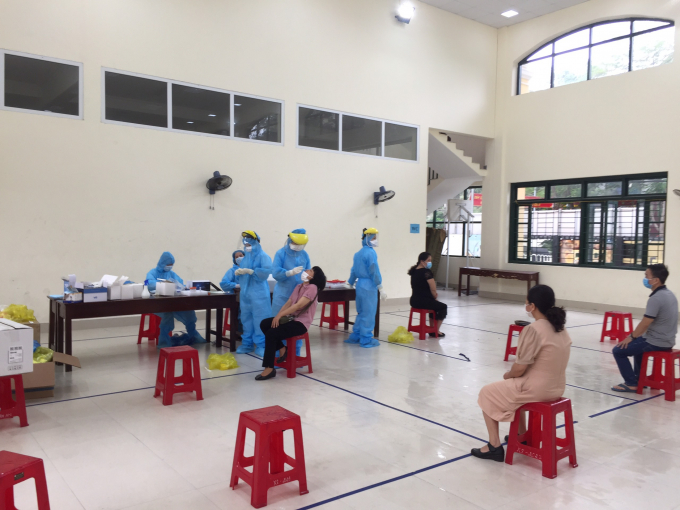 Lấy mẫu xét nghiệm cho học sinh trường THPT Ngô Quyền