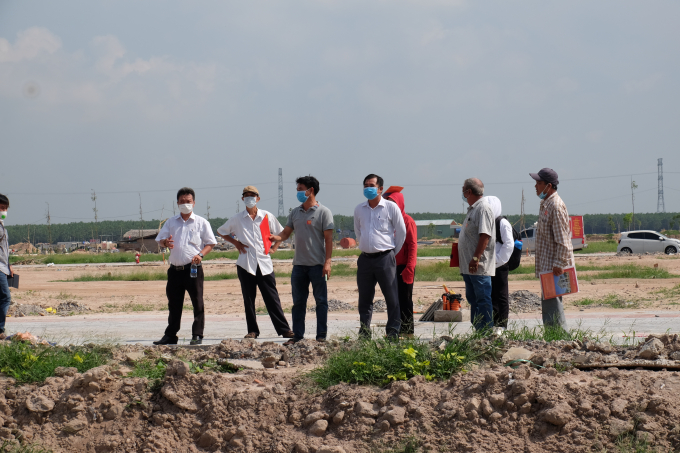 nguoi dan ra thuc dia nhan dat