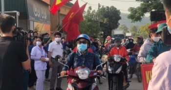 Người dân xã Quỳnh Lập hân hoan khi được dỡ bỏ lệnh phong tỏa