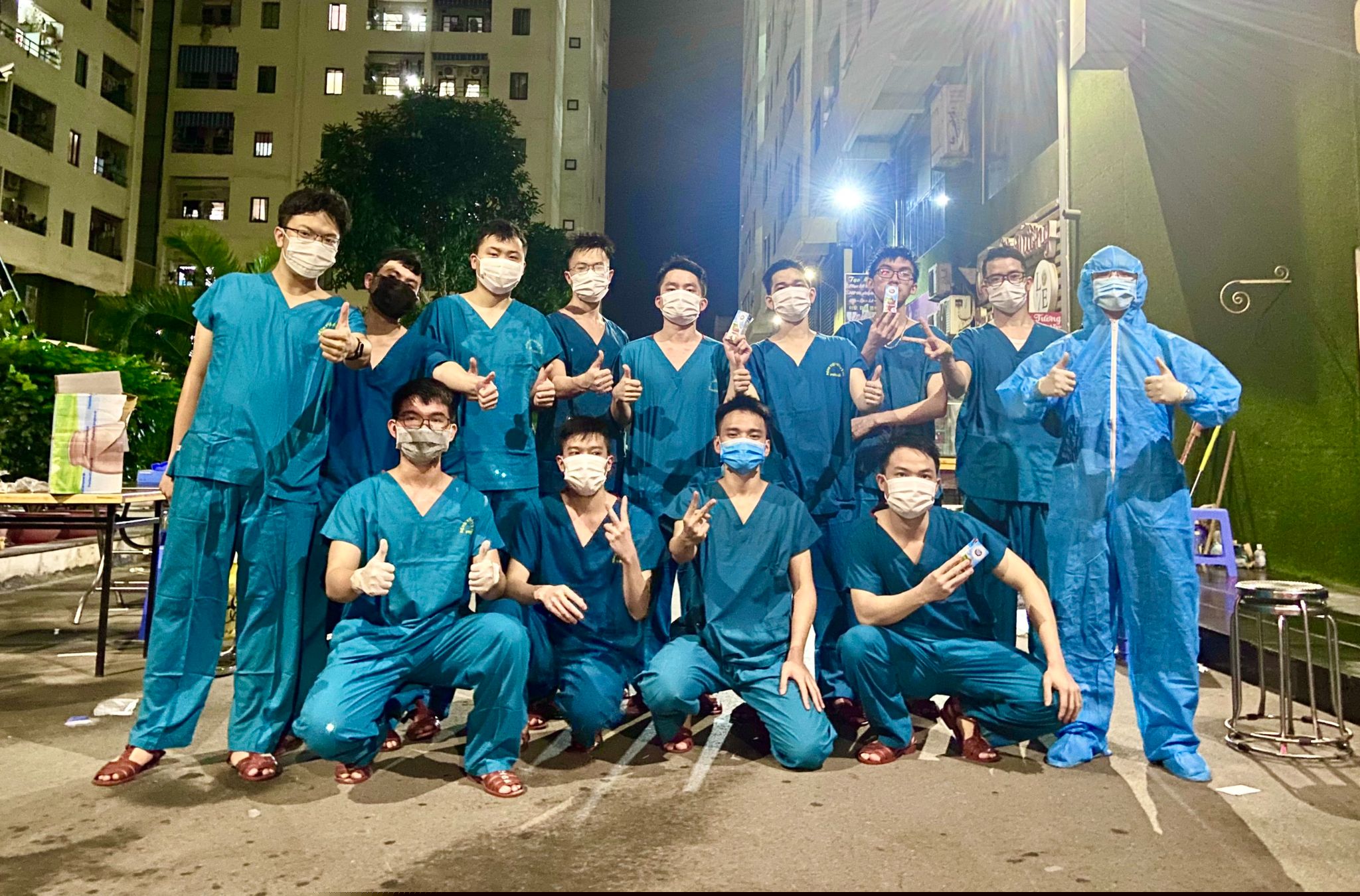 Nguyễn Minh Mẫn cùng các đồng đội trong tổ công tác tại