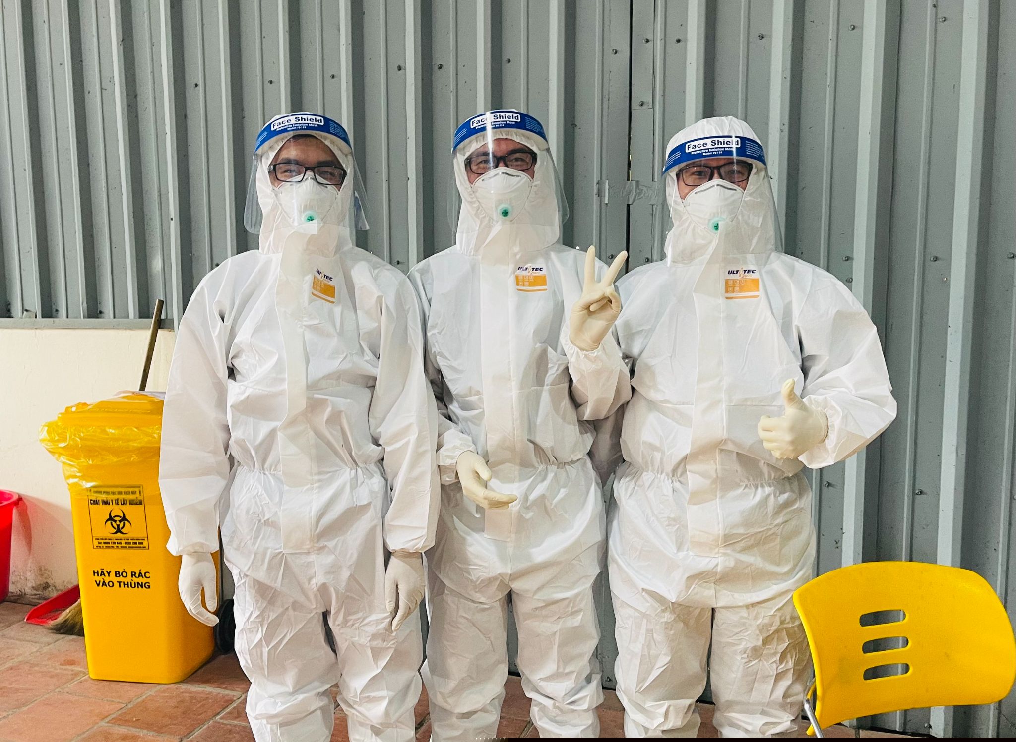 Các chàng sinh viên Quân y trong bộ đồ bảo hộ. Ảnh: NVCC.