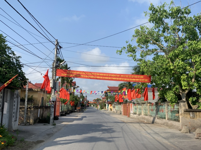 Các trục đường xã Tiên Thắng rực rỡ sắc đỏ