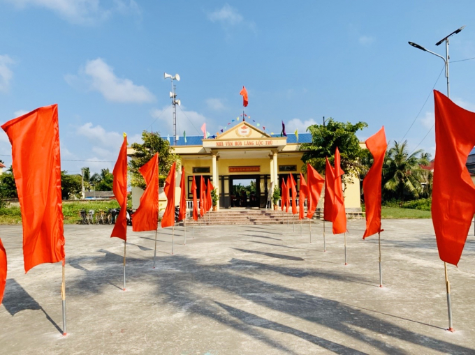 Thôn Lộc Trù, khu vực bị phong tỏa cũng được trang hoàng cờ hoa.