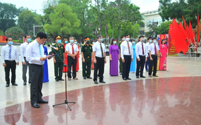 Đoàn đại biểu Thành ủy, HĐND, UBND, Ủy ban MTTQ Việt Nam Thành phốbáo cáo với Bác về công tác chuẩn bị cho cuộc bầu cử đại biểu Quốc hội khóa XV và đại biểu HĐND các cấp nhiệm kỳ 2021-2026.(Ảnh: Long Huyền, Đình Trung/ Báo Cao Bằng)