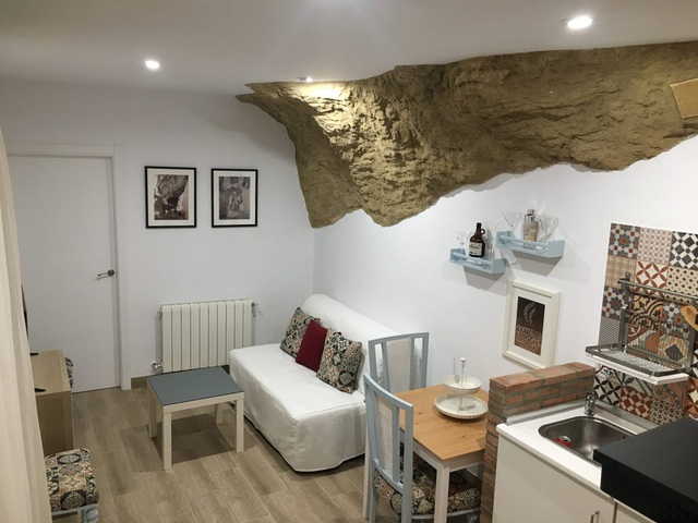 Tới thị trấn Setenil de las Bodegas, du khách có thể chiêm ngưỡng các công trình dưới hang đá, thậm chí là trải nghiệm ở trong những điểm lưu trú, khách sạn có tảng đá