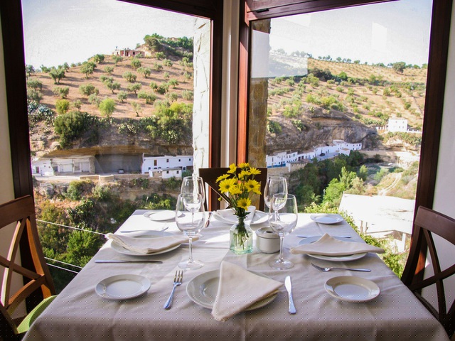 Ngồi ở nhà hàng El Mirador, bạn dễ dàng nhìn thấy những ngôi nhà màu trắng nổi bật nằm ẩn mình dưới tảng đá dọc hẻm núi bên sông Rio Trejo (Ảnh: Pinterest).