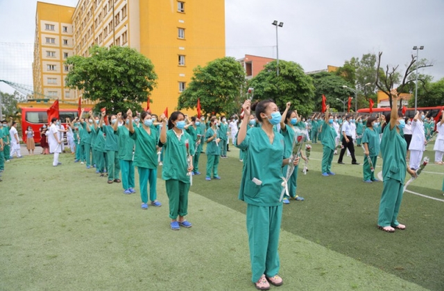 Cả nước 'chia lửa' cùng Bắc Giang 'chiến đấu' với COVID-19