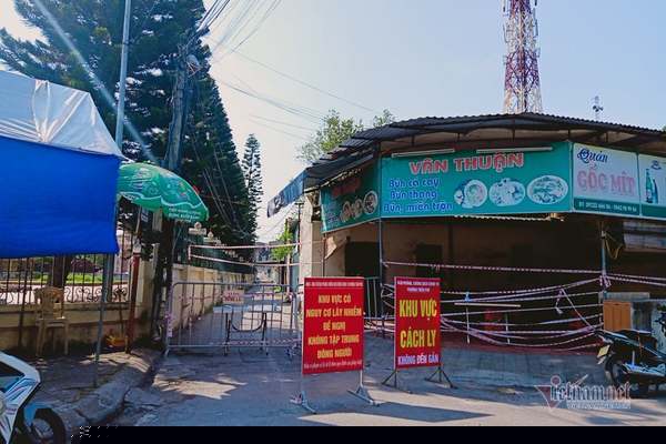 B&agrave; b&aacute;n rượu lẻn theo xe r&aacute;c v&agrave;o khu phong tỏa thu nợ ở Hải Dương