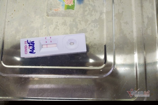 B&agrave; b&aacute;n rượu lẻn theo xe r&aacute;c v&agrave;o khu phong tỏa thu nợ ở Hải Dương