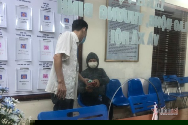 B&agrave; b&aacute;n rượu lẻn theo xe r&aacute;c v&agrave;o khu phong tỏa thu nợ ở Hải Dương