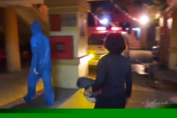 B&agrave; b&aacute;n rượu lẻn theo xe r&aacute;c v&agrave;o khu phong tỏa thu nợ ở Hải Dương