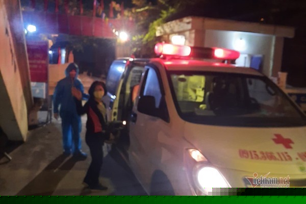 B&agrave; b&aacute;n rượu lẻn theo xe r&aacute;c v&agrave;o khu phong tỏa thu nợ ở Hải Dương