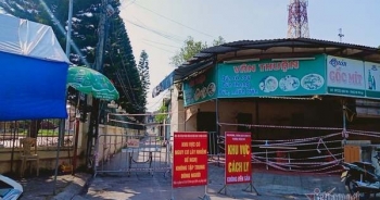 Bà bán rượu lẻn theo xe rác vào khu phong tỏa thu nợ ở Hải Dương